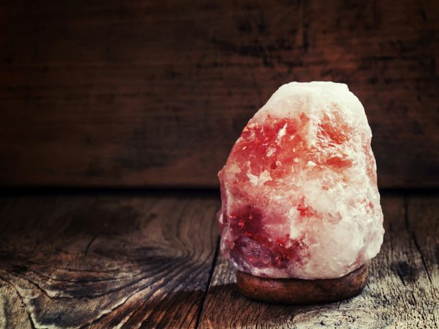 Salt lamps of pink Himalayan salt